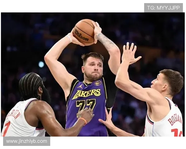 詹姆斯挡拆对阵东契奇更注组织拉开空间